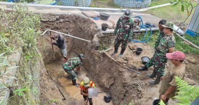 TNI Rakyat Kolaborasi Bangun Jembatan Gantung Garuda TNI Rakyat Kolaborasi Bangun Jembatan Gantung Garuda