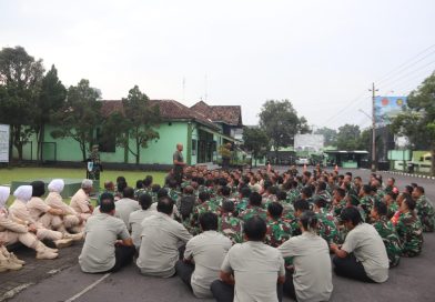 Dandim Sleman Berikan Jam Komandan Kepada Anggota
