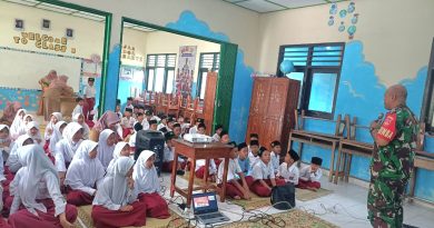 Tanamkan Pola Hidup Sehat Sejak Dini, Babinsa Koramil Karangmojo Berikan Penyuluhan B2SA di SD Muhammadiyah Branjang.