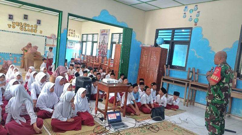 Tanamkan Pola Hidup Sehat Sejak Dini, Babinsa Koramil Karangmojo Berikan Penyuluhan B2SA di SD Muhammadiyah Branjang.