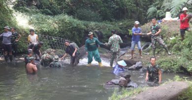 Cegah Abrasi Satgas Pra TMMD Pasang Bronjong Cegah Abrasi Satgas Pra TMMD Pasang Bronjong