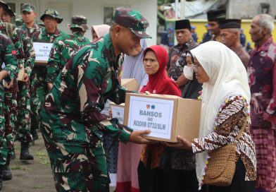 Usai Upacara Pembukaan TMMD, Kodim 0732/Sleman Bagi Sembako 