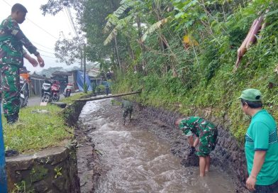Koramil 01/Wonosobo Kodim 0707/Wonosobo Gelar Karya Bakti Bersihkan Bahu Jalan dan Saluran Irigasi di Kelurahan Kramatan