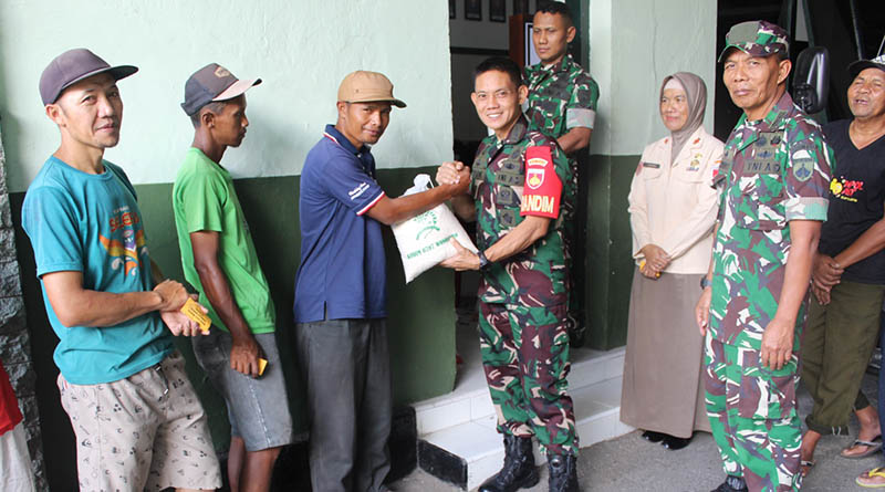 Dandim 0707/Wonosobo Bagikan Zakat Fitrah ke Warga Kurang Mampu dan Buruh Gendong Sekitar Makodim Dandim 0707/Wonosobo Bagikan Zakat Fitrah ke Warga Kurang Mampu dan Buruh Gendong Sekitar Makodim