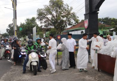Persit Kartika Chandra Kirana Cabang XXXIII Kodim 0732/Sleman Berbagi di Bulan Suci Persit Kartika Chandra Kirana Cabang XXXIII Kodim 0732/Sleman Berbagi di Bulan Suci