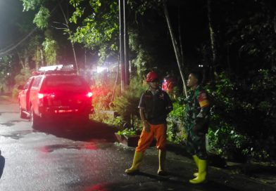 Danramil 01/Cangkringan Sleman Kerahkan Personil Evakuasi Pohon Tumbang Danramil 01/Cangkringan Sleman Kerahkan Personil Evakuasi Pohon Tumbang