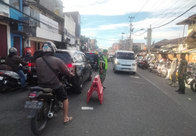 Babinsa Kodim 0707/Wonosobo Turun ke Jalan, Bantu Atur Lalu Lintas di Pospam Mudik Kertek