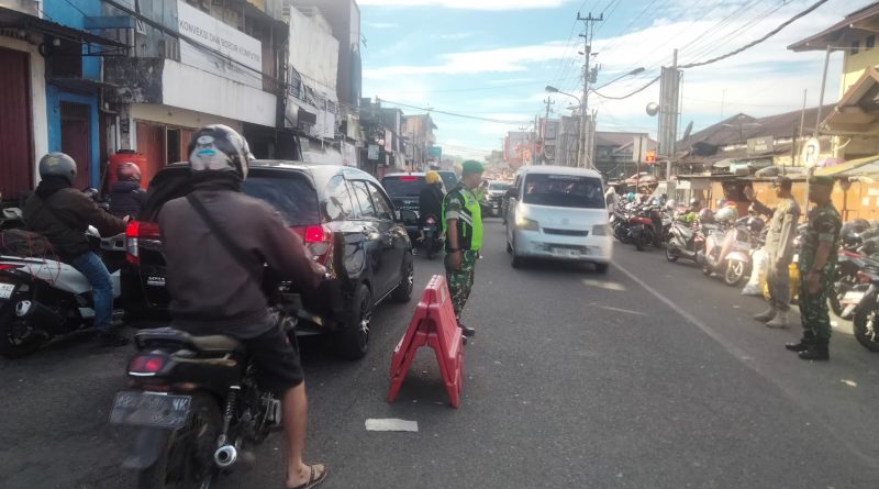 Babinsa Kodim 0707/Wonosobo Turun ke Jalan, Bantu Atur Lalu Lintas di Pospam Mudik Kertek