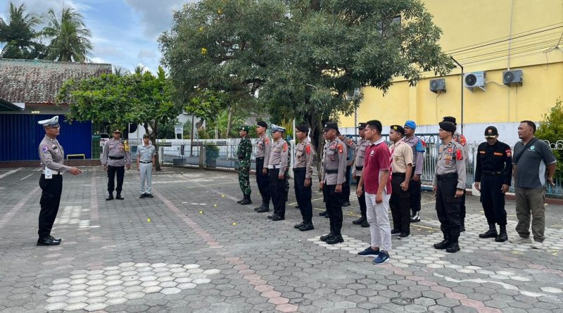 Anggota Kodim 0731/Kulon Progo Pemantaua Arus Lalu LintasPerayaan Idul Fitri 1447 H