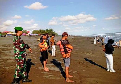 Babinsa Glagah Bersama TIM SAR Pantau Obyek Wisata Pantai Glagah