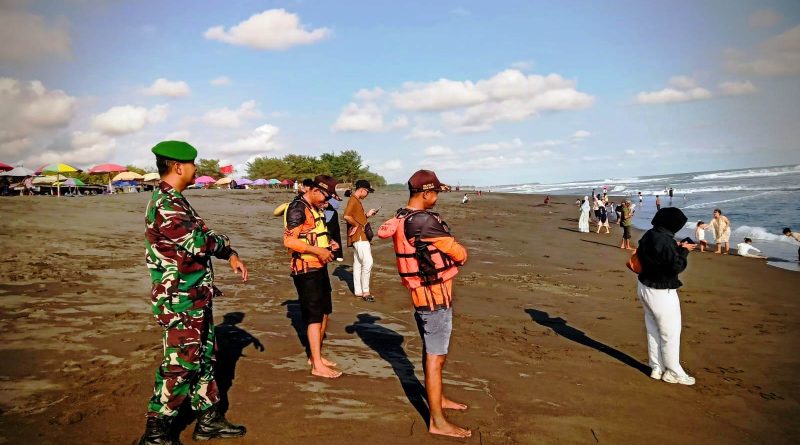 Babinsa Glagah Bersama TIM SAR Pantau Obyek Wisata Pantai Glagah