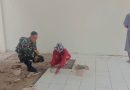 Tingkatkan Kenyamanan Fasilitas Umum, Babinsa Wiladeg Dampingi Pemasangan Keramik Gedung KDKMP