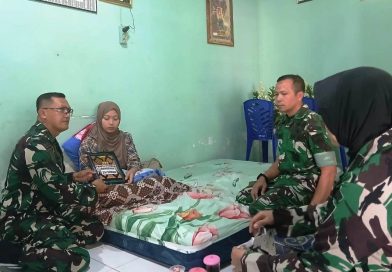 Penyerahan Santunan Kepada Keluarga Almarhum Praka Farizal Rhomadhon