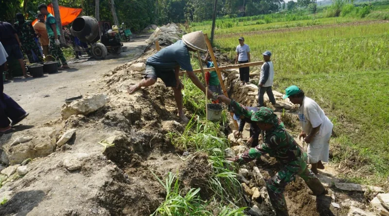 Sinergi TNI dan Warga Percepat Pembangunan TMMD di Sidorejo