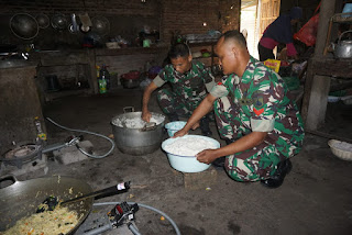Curi Perhatian Rakyat, TNI Satgas TMMD Kulon Progo Piawai Memasak Hingga Cuci Piring