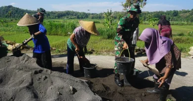 Gotong Royong Hebat! Emak-Emak dan TNI Bangun Talud di Sidorejo