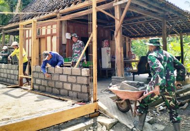 Satgas TMMD Reguler Bersama Warga Bangun RTLH Milik Ibu Waginem