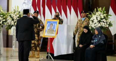Presiden RI Beri Penghormatan Terakhir Untuk Tiga Prajurit TNI Saat Persemayaman di Bandara Soekarno-Hatta