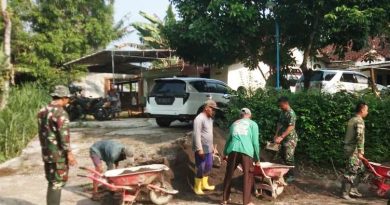 Personel TNI Bersama Masyarakat Langsir Material Pembangunan Jembatan Gantung Garuda Sungai Kalijaran Personel TNI Bersama Masyarakat Langsir Material Pembangunan Jembatan Gantung Garuda Sungai Kalijaran