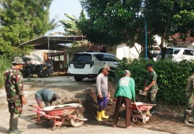 Personel TNI Bersama Masyarakat Langsir Material Pembangunan Jembatan Gantung Garuda Sungai Kalijaran Personel TNI Bersama Masyarakat Langsir Material Pembangunan Jembatan Gantung Garuda Sungai Kalijaran