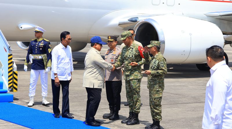 Danrem 072/Pamungkas Sambut Kedatangan Presiden RI di Lanud Adisutjipto Danrem 072/Pamungkas Sambut Kedatangan Presiden RI di Lanud Adisutjipto