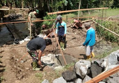 TNI Bersama Masyarakat Tak Kenal Lelah Garap Jembatan Gantung Garuda Jatisarono Nanggulan Kulon Progo