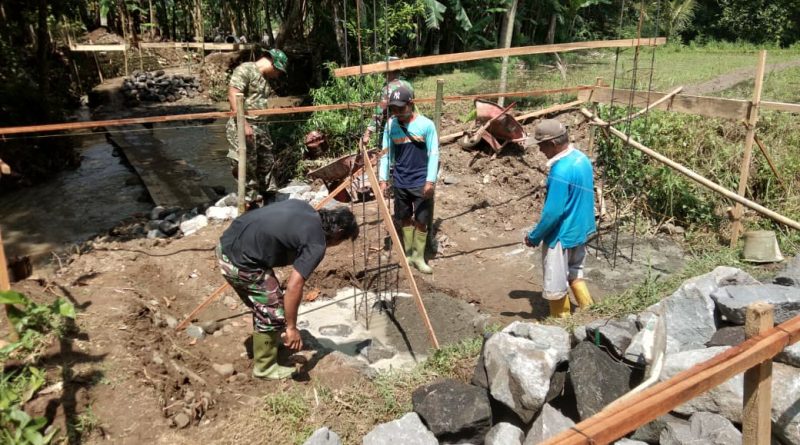 TNI Bersama Masyarakat Tak Kenal Lelah Garap Jembatan Gantung Garuda Jatisarono Nanggulan Kulon Progo