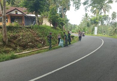 Koramil 12/Wadaslintang Kodim 0707/Wonosobo Gelar Karya Bakti Bersih-bersih Selokan Bersama Polsek