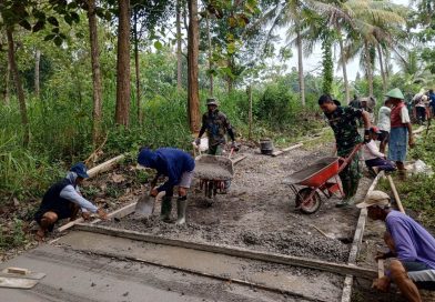 Satgas TMMD Reguler dan Warga Garap Rabat Beton Jalan Padukuhan Jurug