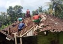 Atap Rumah Bu Parni Dibongkar Diganti Baru Dengan Bantuan Aladin   