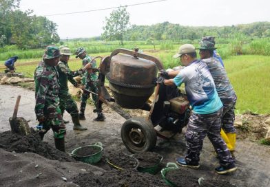 Satgas TMMD Reguler Bersama Warga Kebut Pengerjaan Talud Jalan