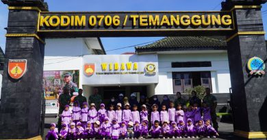 Menanam Benih Patriotisme dari Balik Seragam Loreng: Kala Puluhan Santri Cilik “Serbu” Kodim Temanggung