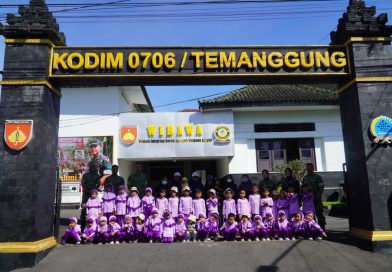 Menanam Benih Patriotisme dari Balik Seragam Loreng: Kala Puluhan Santri Cilik “Serbu” Kodim Temanggung
