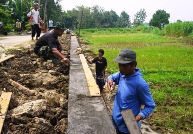 Pembuatan Gorong Gorong Talud Jalan Kwarakan
