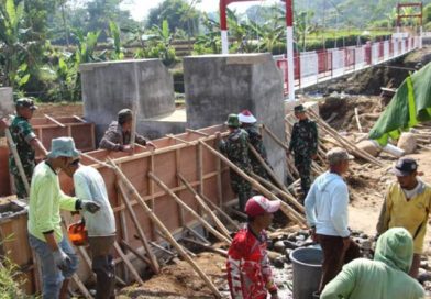 Gotong Royong TNI-Rakyat Percepat Jembatan Garuda Temanggung