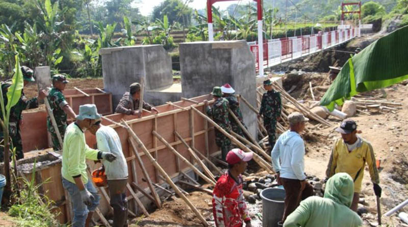 Gotong Royong TNI-Rakyat Percepat Jembatan Garuda Temanggung