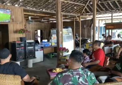Pererat Kebersamaan, Anggota Kodim 0730/Gunungkidul Nobar Piala Dunia 2026 Bersama Warga di Angkringan Pak Zam. Pererat Kebersamaan, Anggota Kodim 0730/Gunungkidul Nobar Piala Dunia 2026 Bersama Warga di Angkringan Pak Zam.