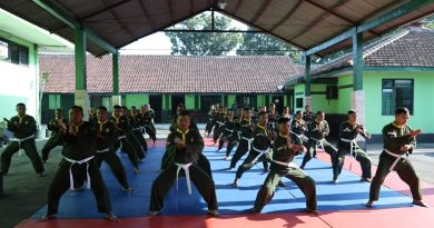 Pelihara Kemampuan Prajurit Anggota Kodim Sleman Latihan Pencak Silat Militer Pelihara Kemampuan Prajurit Anggota Kodim Sleman Latihan Pencak Silat Militer
