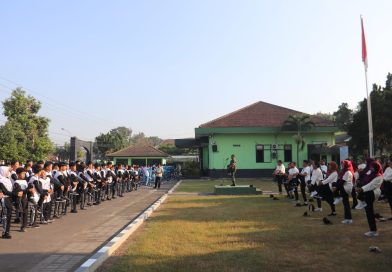 Pembina dari Kodim 0732/Sleman Ajak Siswa Siswi Jaga Kebugaran Pembina dari Kodim 0732/Sleman Ajak Siswa Siswi Jaga Kebugaran