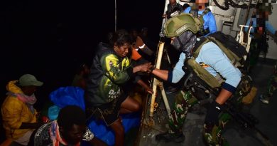Aksi Kemanusiaan Di Laut Lepas, KRI WSH-991 Evakuasi 11 Warga Papua Nugini