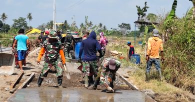 TNI dan Warga Sukoharjo Bahu Membahu Cor Jalan di Hari Minggu TNI dan Warga Sukoharjo Bahu Membahu Cor Jalan di Hari Minggu