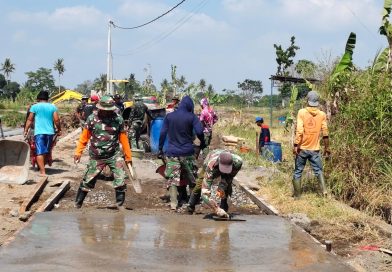 TNI dan Warga Sukoharjo Bahu Membahu Cor Jalan di Hari Minggu TNI dan Warga Sukoharjo Bahu Membahu Cor Jalan di Hari Minggu