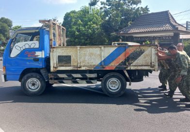 Setulus Hati Mengabdi, Prajurit Kodim Sleman Sigap Atasi Kemacetan Akibat Truk Mogok Setulus Hati Mengabdi, Prajurit Kodim Sleman Sigap Atasi Kemacetan Akibat Truk Mogok