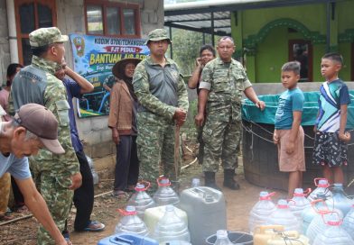 Atasi Kesulitan Air Bersih, Kodim 0706/Temanggung Salurkan 5.000 Liter Air untuk 275 KK di Jumo Atasi Kesulitan Air Bersih, Kodim 0706/Temanggung Salurkan 5.000 Liter Air untuk 275 KK di Jumo